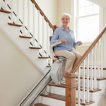 Länger selbstständig wohnen: Was Treppenlifte wirklich bringen